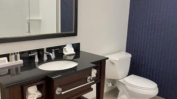 Douche, articles de toilette de luxe, sĂšche-cheveux, serviettes fournies