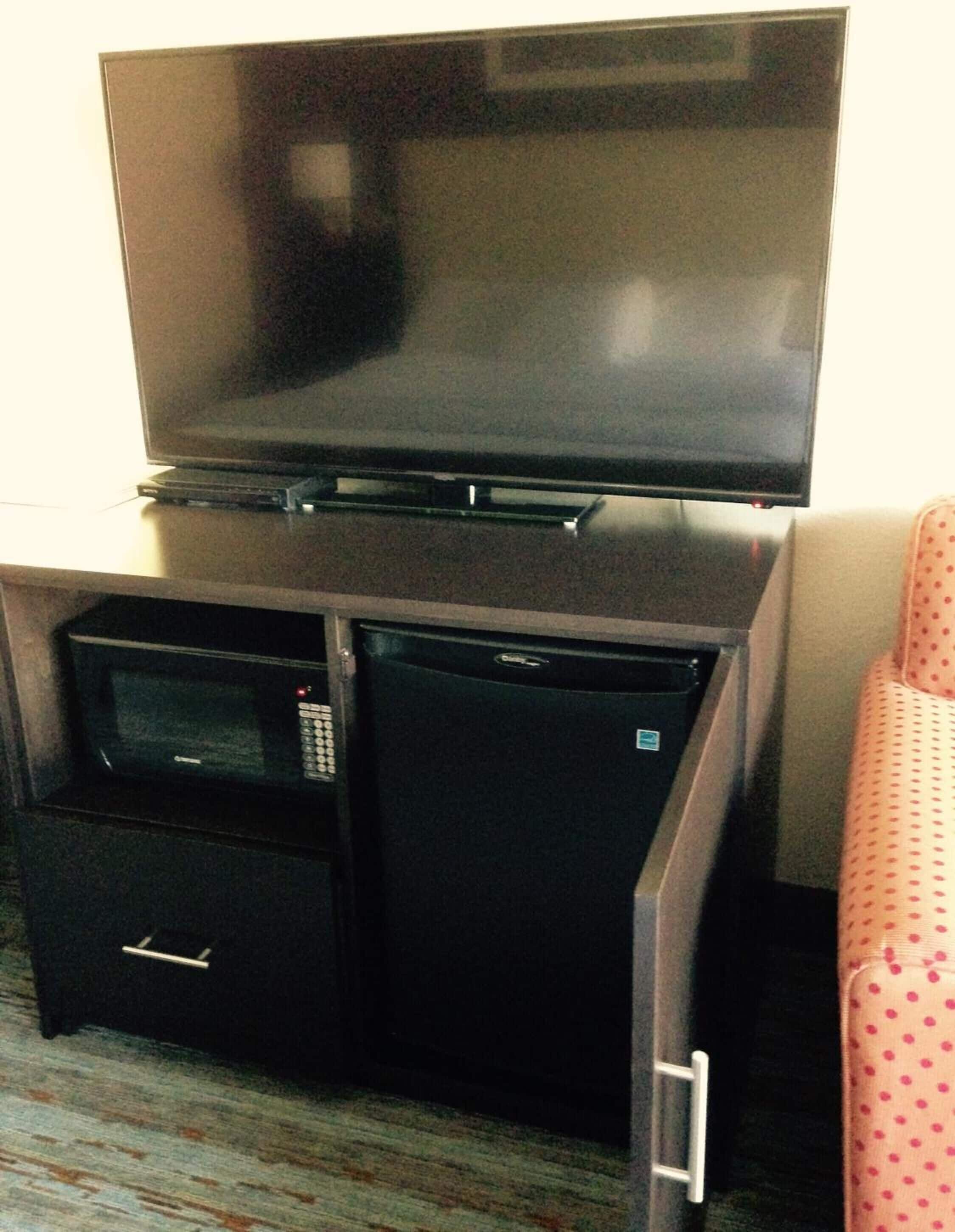 fridge, microwave, coffee/tea maker