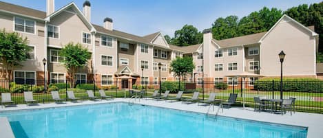 Kolam renang terbuka bermusim