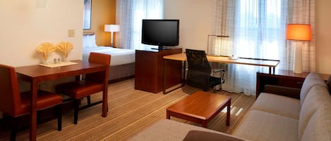 Biancheria da letto ipoallergenica, una scrivania, postazione laptop