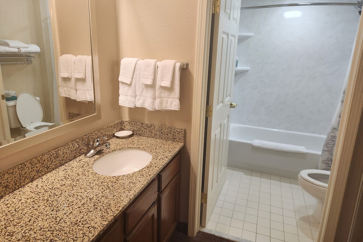 Chuveiro/banheira combinados, produtos de toalete grátis