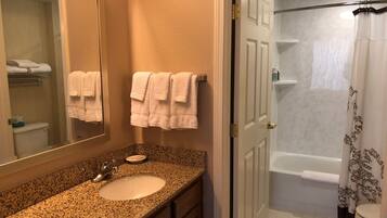 Suite, 2 Schlafzimmer (Mobility Accessible, Roll-In Shower) | Badezimmer | Duschwanne, kostenlose Toilettenartikel, Haartrockner, Handtücher