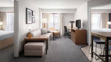 Suite, 2 slaapkamers | Woonkamer | Een televisie