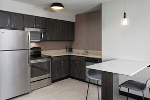 Suite, 2 chambres | Cuisine privée | Grand réfrigérateur, micro-ondes, plaque de cuisson, lave-vaisselle