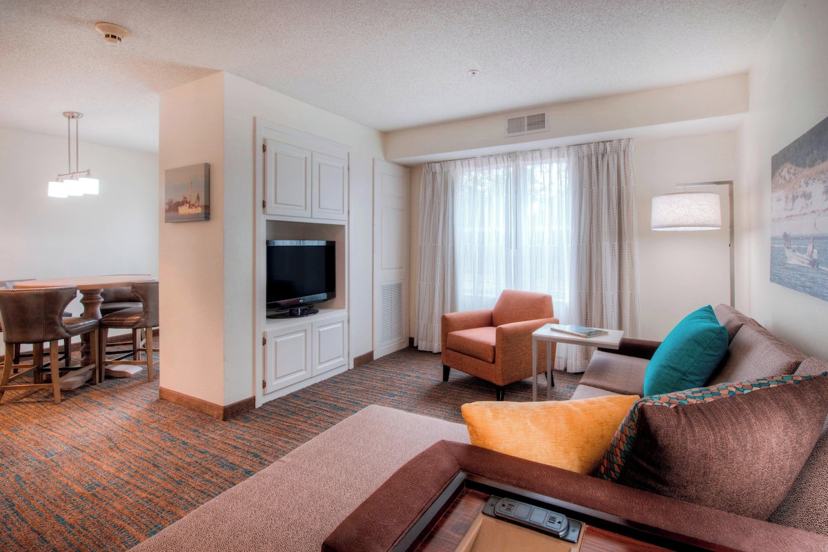 Executive Suite, 1 Bedroom, Non Smoking | Living room | LCD TV