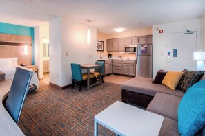 Studio | Desk, iron/ironing board, free cots/infant beds, rollaway beds