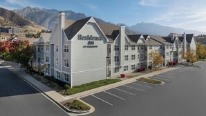 Monikerroksinen hotelli, jossa on moderni muotoilu ja sen julkisivussa on suuri, näkyvä kyltti, jossa lukee »Residence Inn by Marriott».