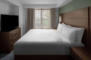 Een bureau, verduisterende gordijnen, een strijkplank/strijkijzer