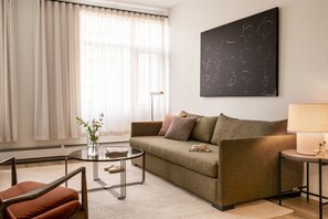 Deluxe-Apartment, 1 Schlafzimmer | Wohnbereich | 43-Zoll-LCD-Fernseher mit Digitalempfang, Fernseher, Streaming-Dienste