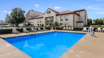 Seasonal outdoor pool, pool umbrellas, sun loungers