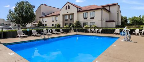 Una piscina al aire libre de temporada, sombrillas