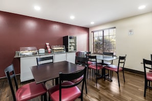 A dining area with a kitchen counter, a refrigerator, and a window with blinds. - Red Roof Inn Murfreesboro (Murfreesboro)