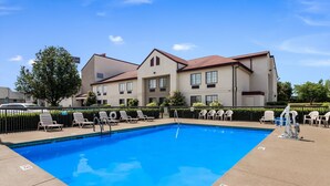 Seasonal outdoor pool, pool umbrellas, sun loungers - Red Roof Inn Murfreesboro (Murfreesboro)