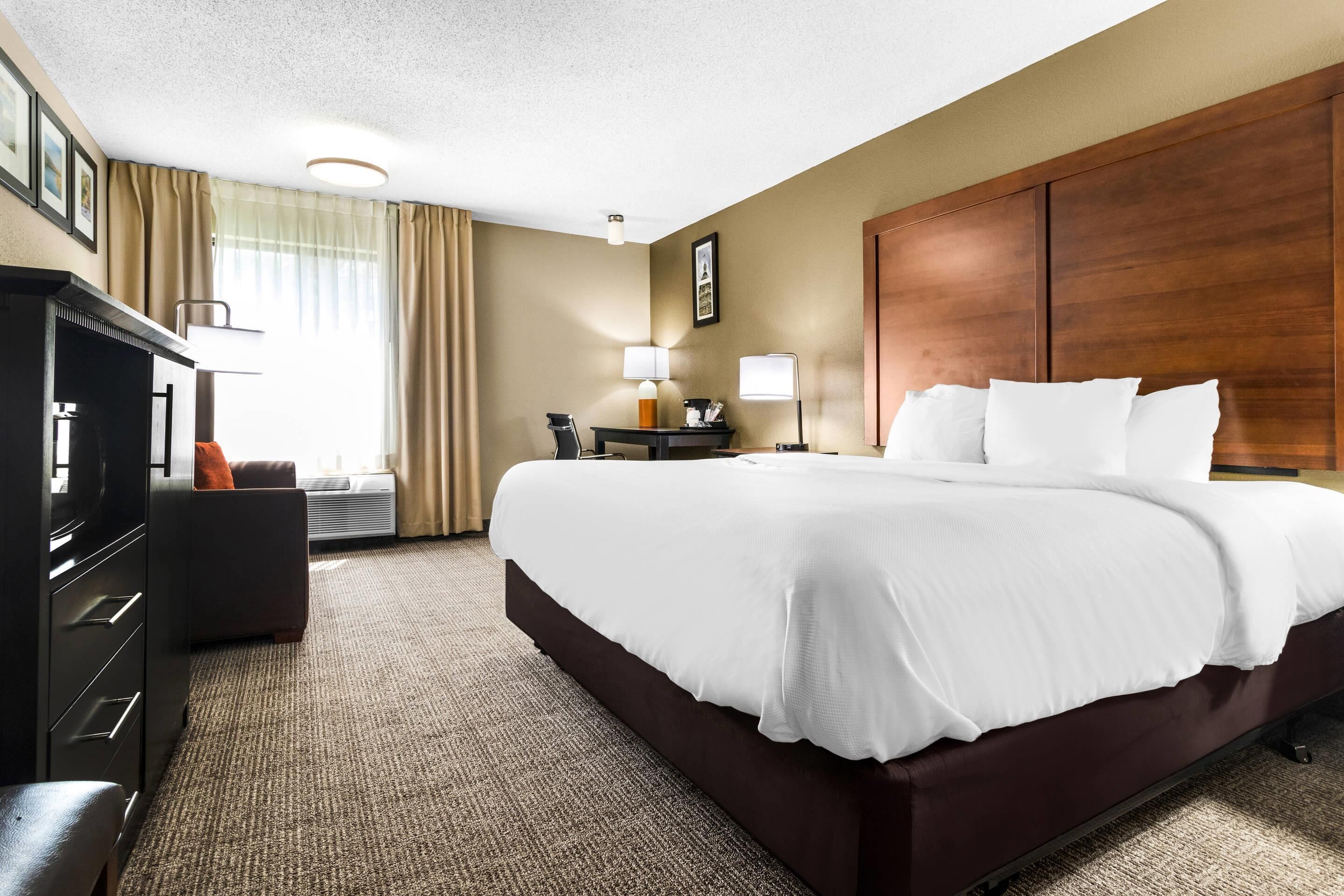 Habitación estándar, 1 cama de matrimonio grande con sofá cama, no fumadores | Ropa de cama de alta calidad y escritorio