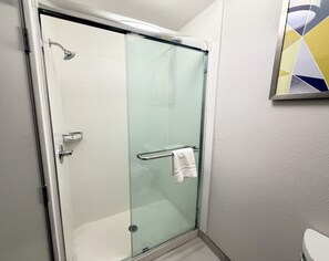 Habitación, 2 camas de matrimonio, no fumadores | Baño | Artículos de higiene personal gratuitos, secador de pelo y toallas