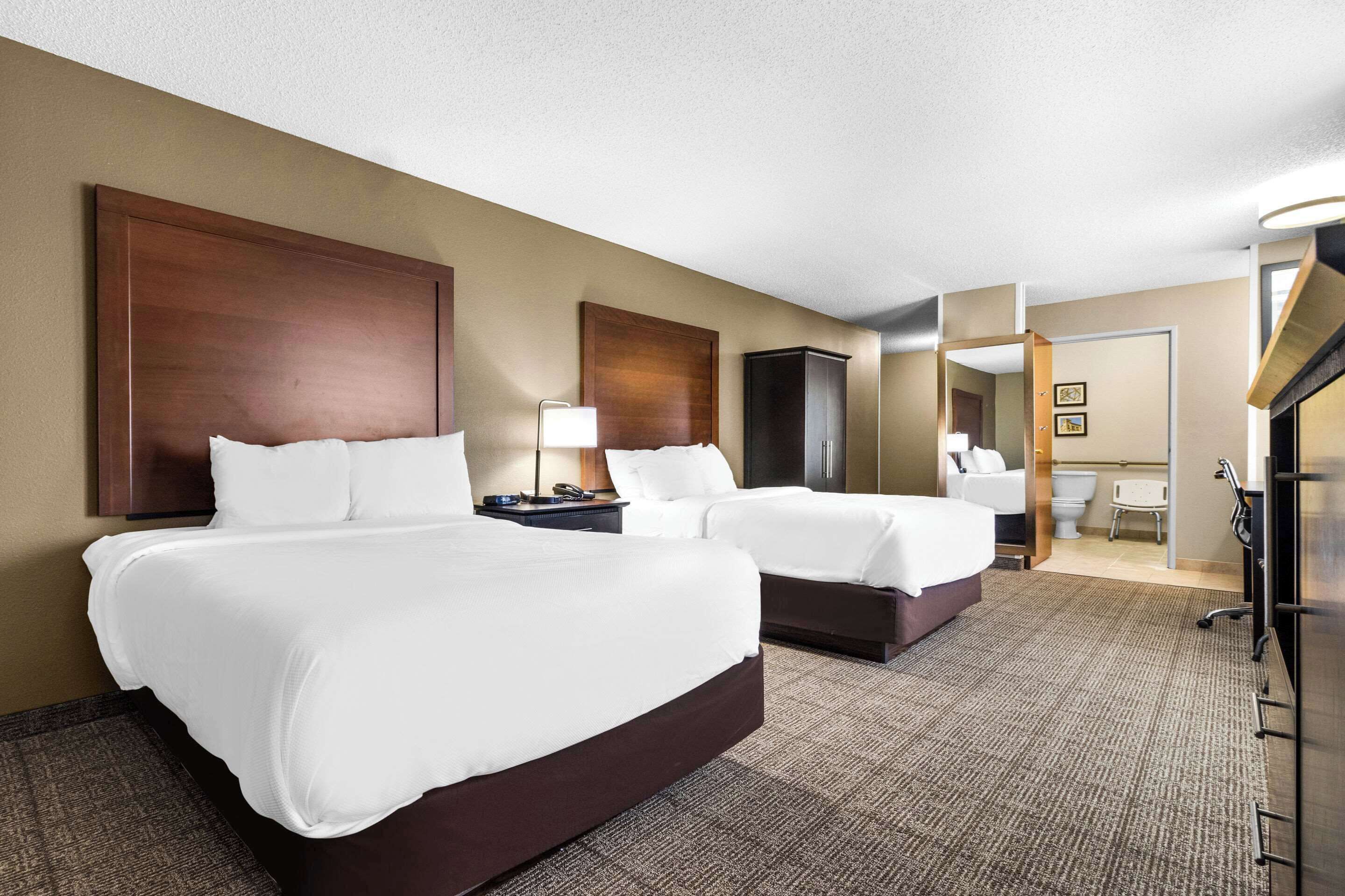 Oda, 2 Çift Kişilik Yatak, Engellilere Uygun, Sigara İçilmez | Kaliteli yatak takımı, masa, dizüstü bilgisayar çalışma alanı 