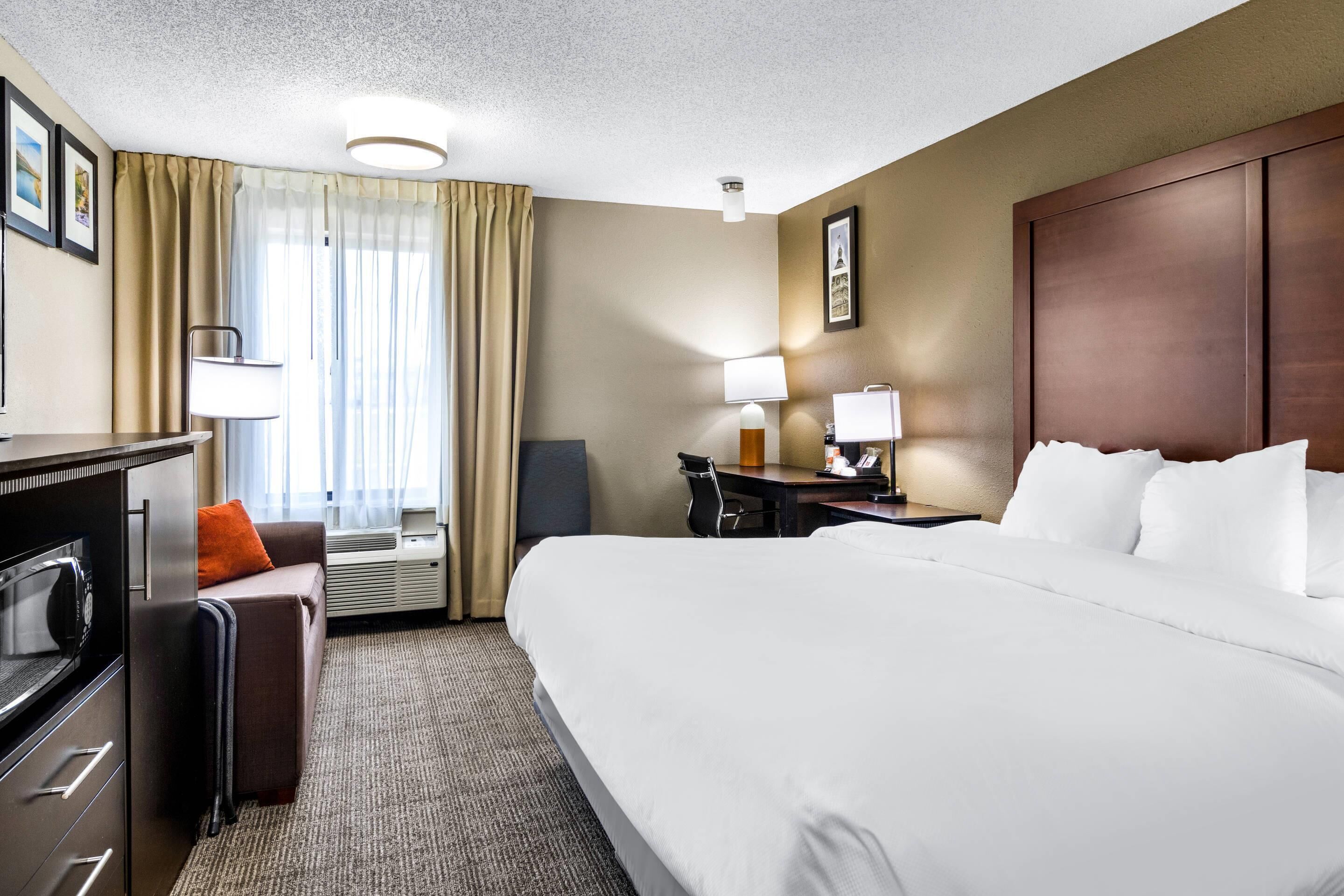 Quarto, 1 cama King e sofá-cama, acessível, para não fumantes | Roupas de cama premium, escrivaninha, espaço de trabalho para notebook