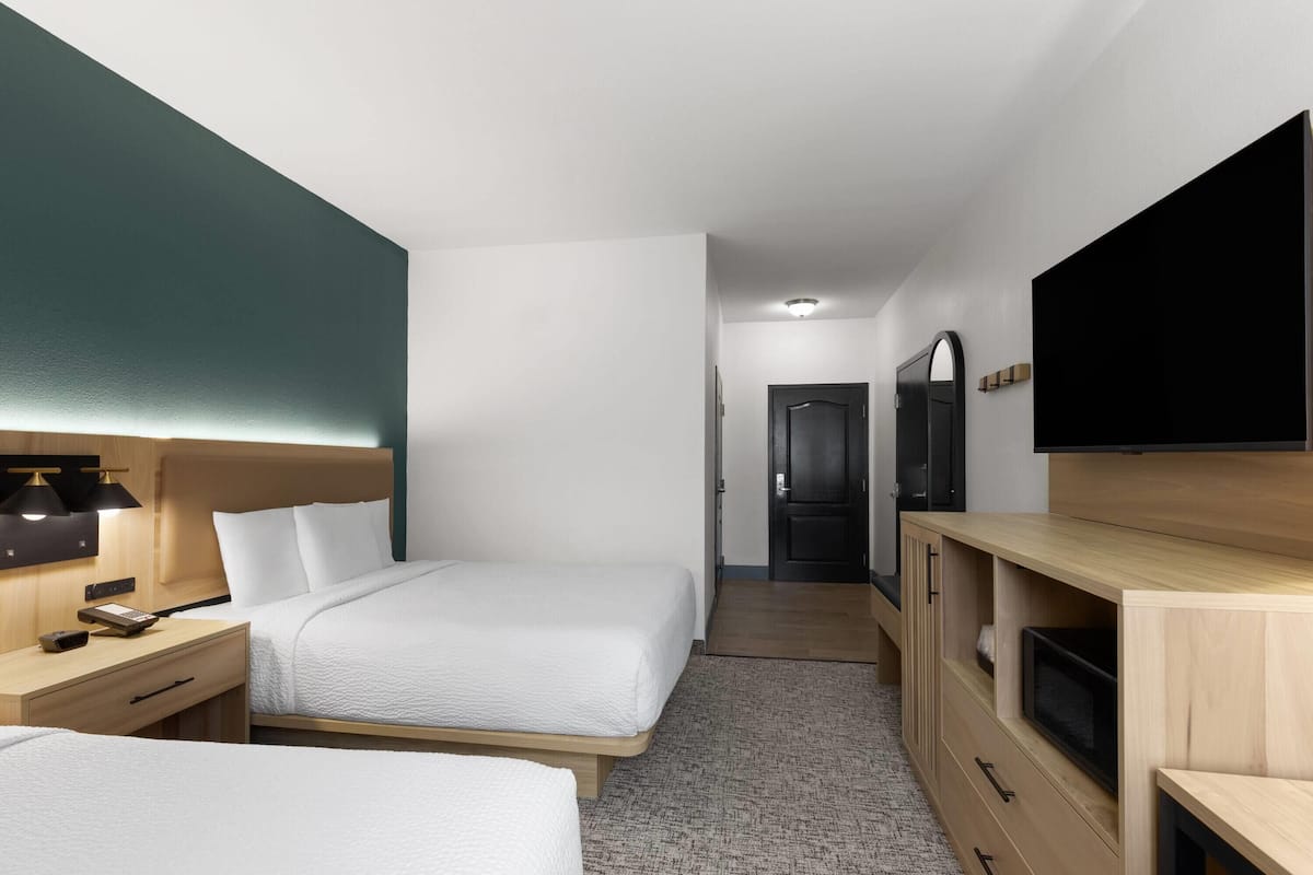 Room, 2 Katil Kelamin (Double), Accessible, Non Smoking (Mobility/Hearing Impaired Accessible) | Peralatan tempat tidur premium, tilam berlapik, meja