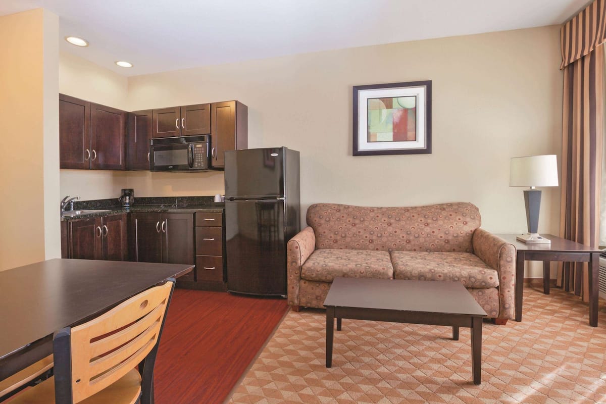 Suite, 1 Katil Raja (King), Non Smoking | Peralatan tempat tidur premium, tilam berlapik, meja