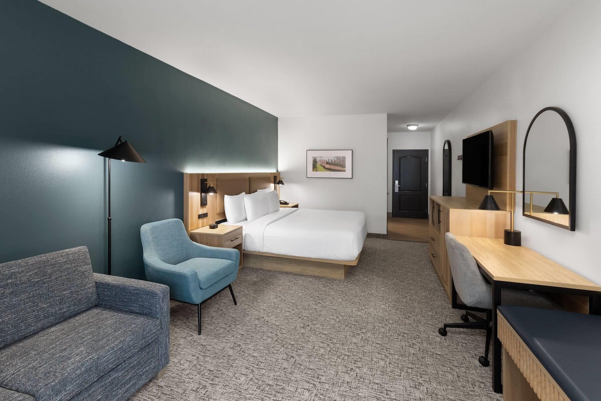 Deluxe Room, 1 King Bed, Accessible, Non Smoking (Mobility/Hearing Impaired Accessible) | Premium bedding, pillow-top beds, desk, blackout curtains