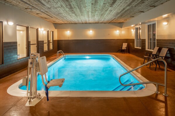 Indoor pool, sun loungers