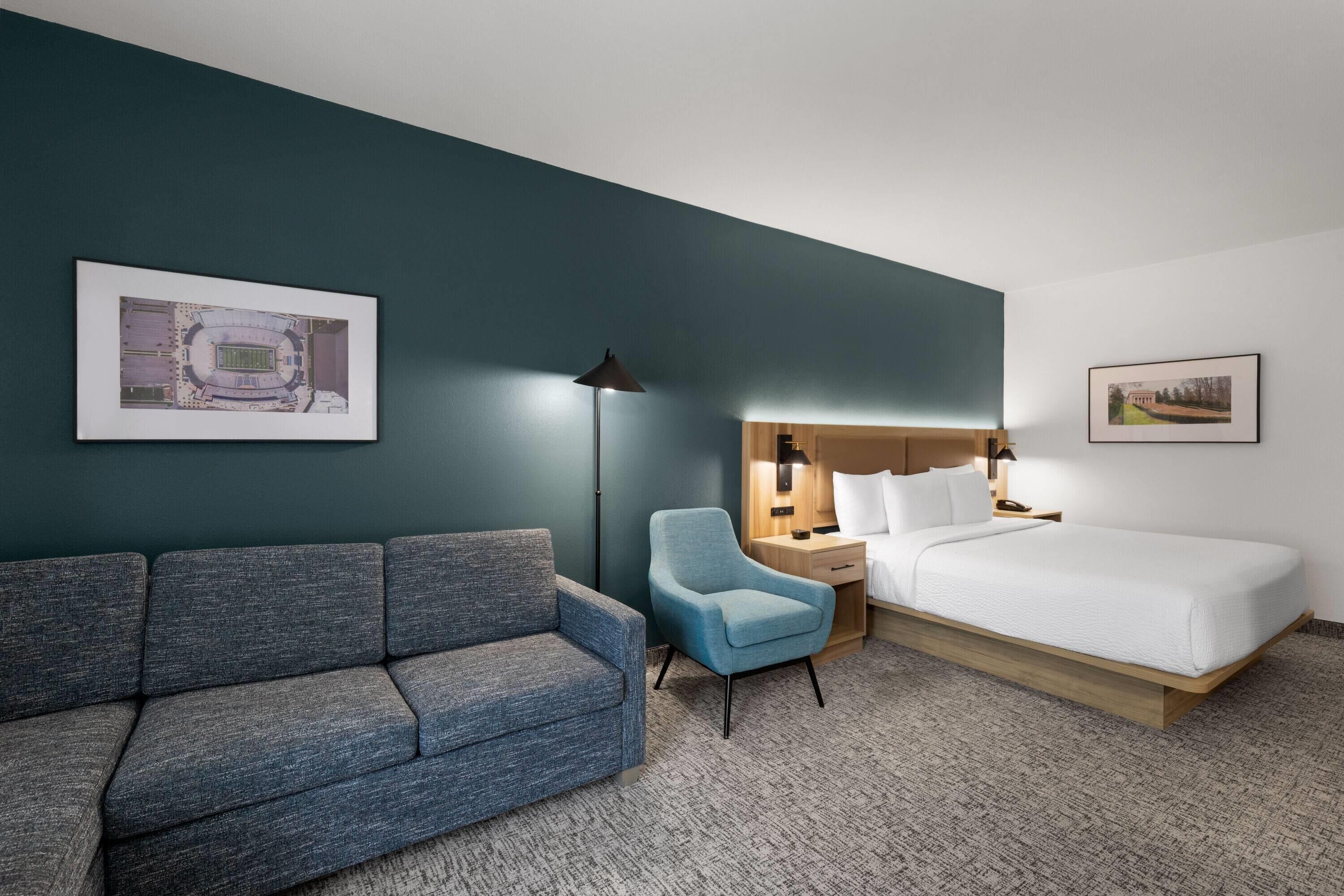 Habitación Deluxe, 1 cama King size, para no fumadores (Mobility/Hearing Impaired Accessible) | Ropa de cama de alta calidad, camas con pillow-top y escritorio 