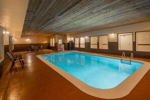 Piscine intérieure, chaises longues