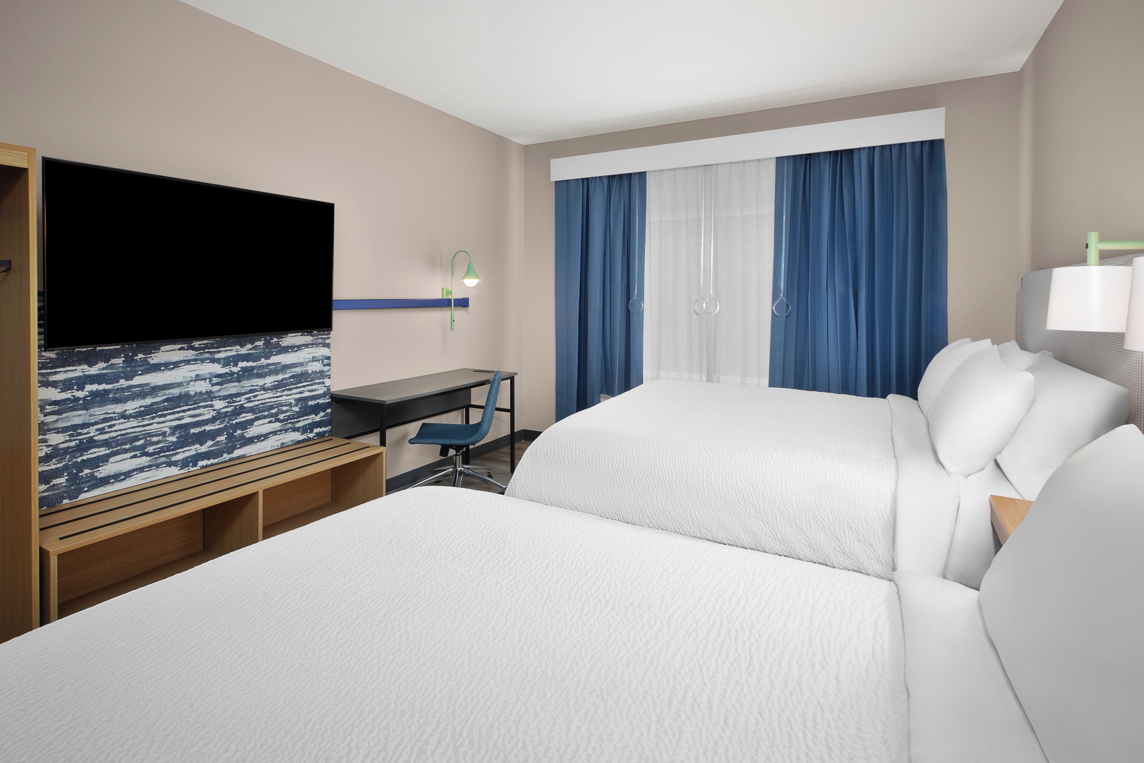 Quarto standard, várias camas, banheira adaptada | Roupas de cama premium, escrivaninha, espaço de trabalho para notebook