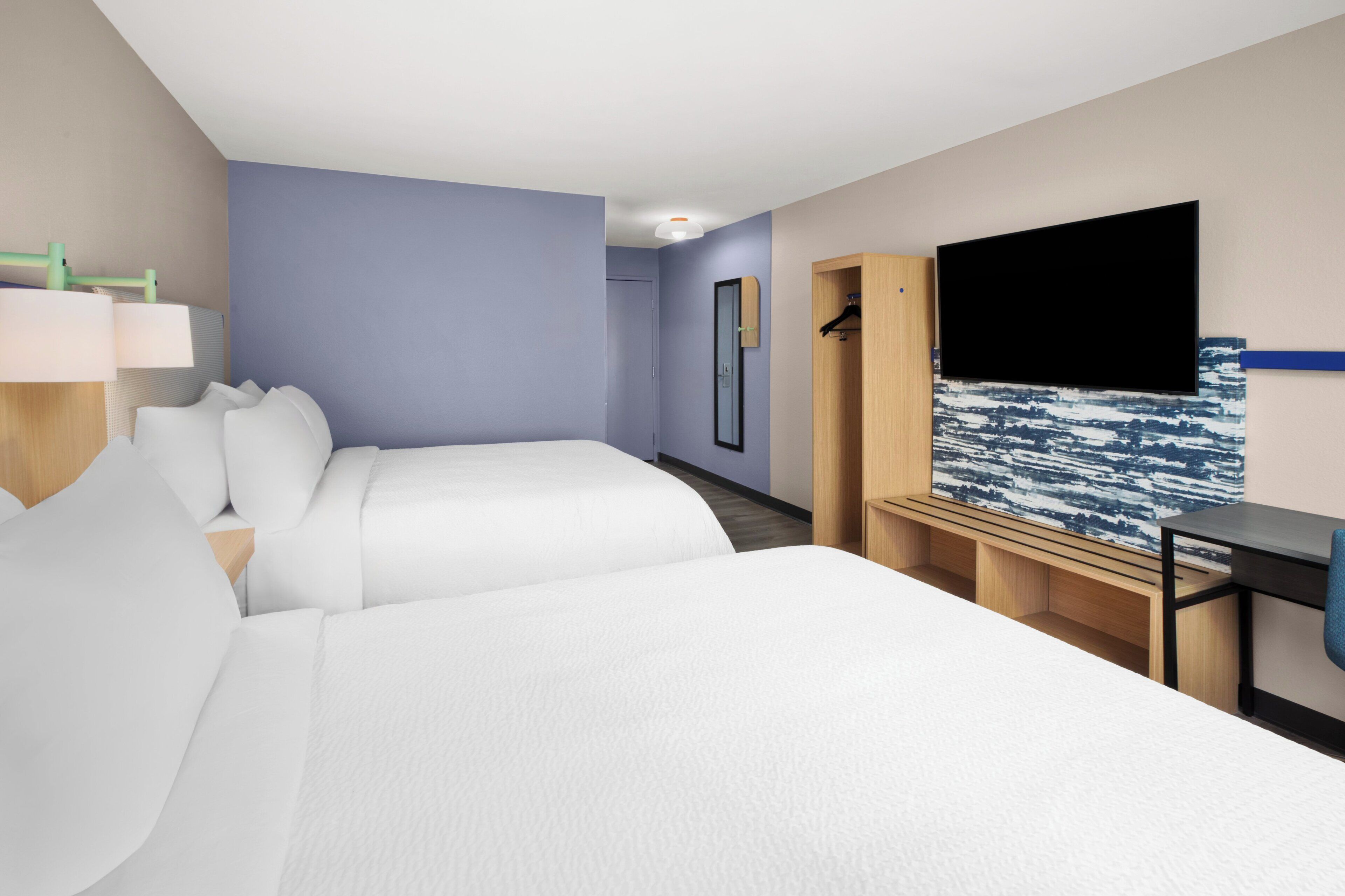 Luxe beddengoed, een bureau, een laptopwerkplek