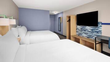 Luxe beddengoed, een bureau, een laptopwerkplek