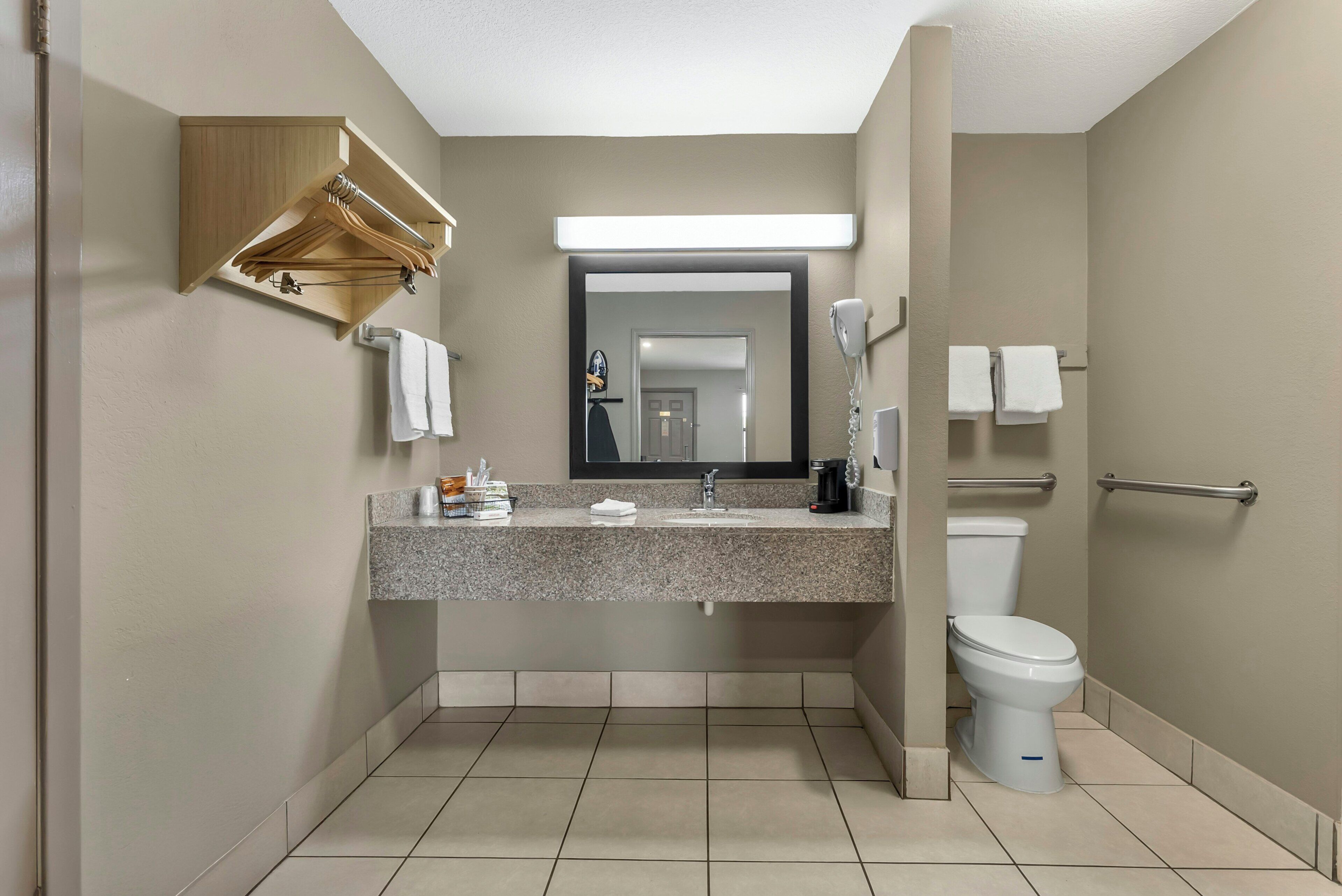 Standard Room, 1 King Bed, Accessible, Non Smoking | Bathroom