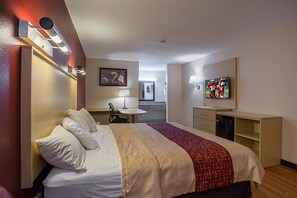 Superior King Non-Smoking | Desk, blackout drapes, iron/ironing board, free WiFi - Red Roof Inn West Memphis, AR (West Memphis)