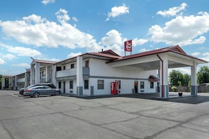 A Red Roof Inn with a two-story structure, a covered parking area, and a Coca-Cola vending machine. - Red Roof Inn West Memphis, AR (West Memphis)