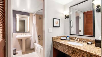 Un baño con lavabo, espejo y ducha.