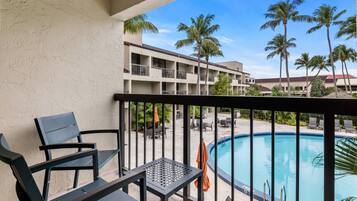 Rum - utsikt mot poolen | Balkongutsikt