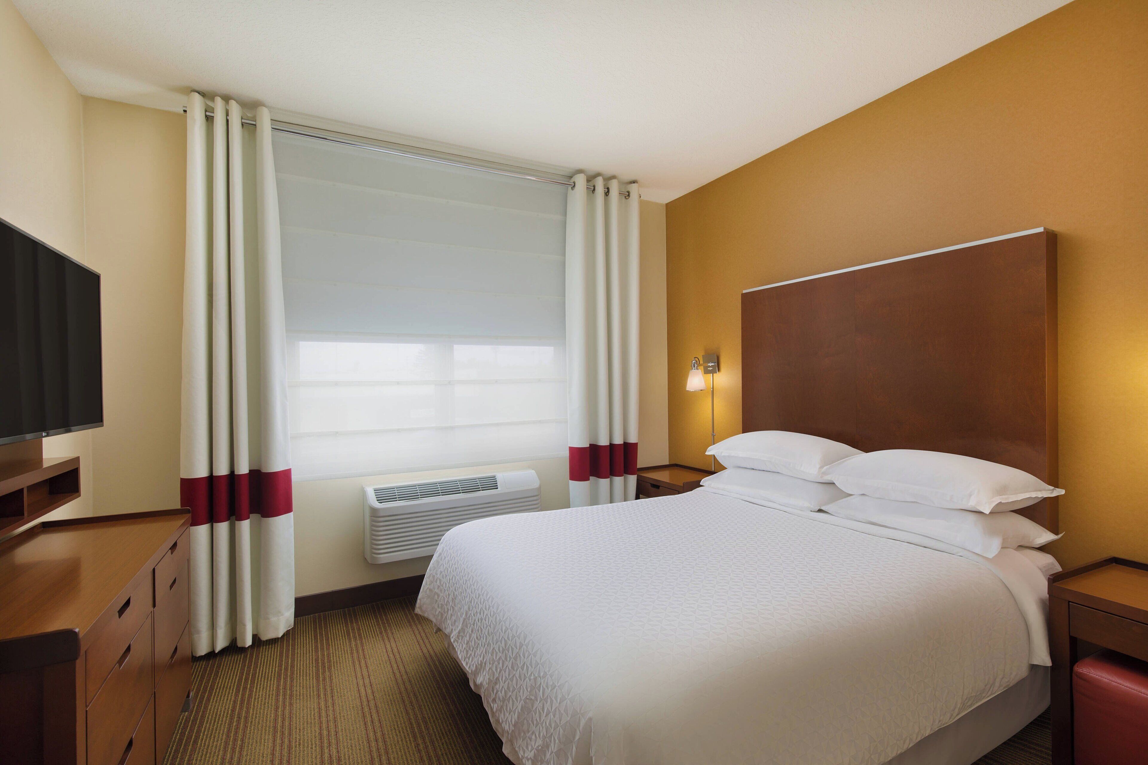 executive suite, 1 bedroom | premium bedding, down duvets, pillow-top beds, in-room safe