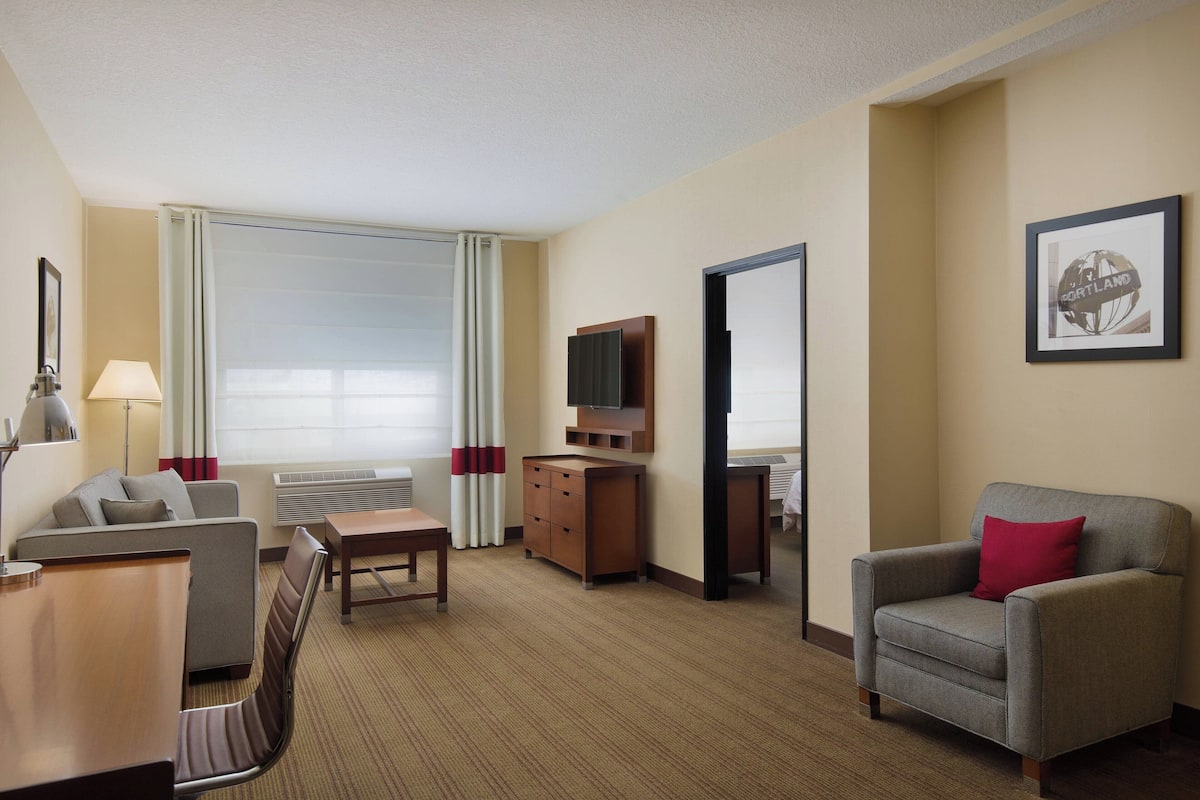 Executive Suite, 1 Bedroom | Living room | 43-inch LCD TV with digital channels, TV