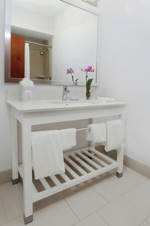 Ensemble douche/baignoire, articles de toilette gratuits, sèche-cheveux