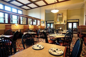 S'hi serveixen esmorzars, dinars, sopars i plats de cuina americana