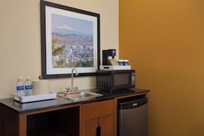 Deluxe Room, 1 King Bed | Premium bedding, down comforters, pillowtop beds, in-room safe - Four Points By Sheraton Portland East (Portland)