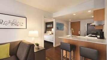 Suite estudio, 2 camas matrimoniales | Caja de seguridad en la habitación y escritorio