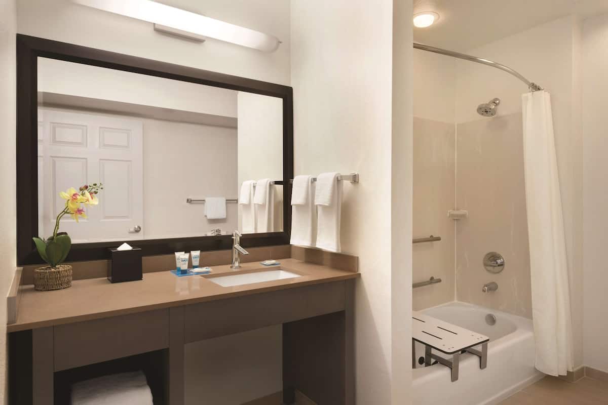 Kombinasi shower/bathtub dan bathtub besar