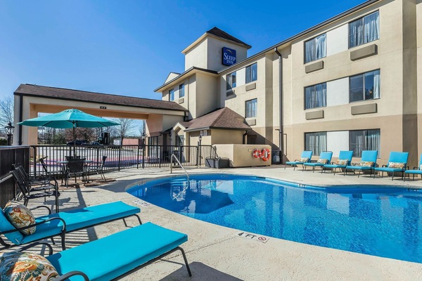 Seasonal outdoor pool, pool umbrellas, sun loungers