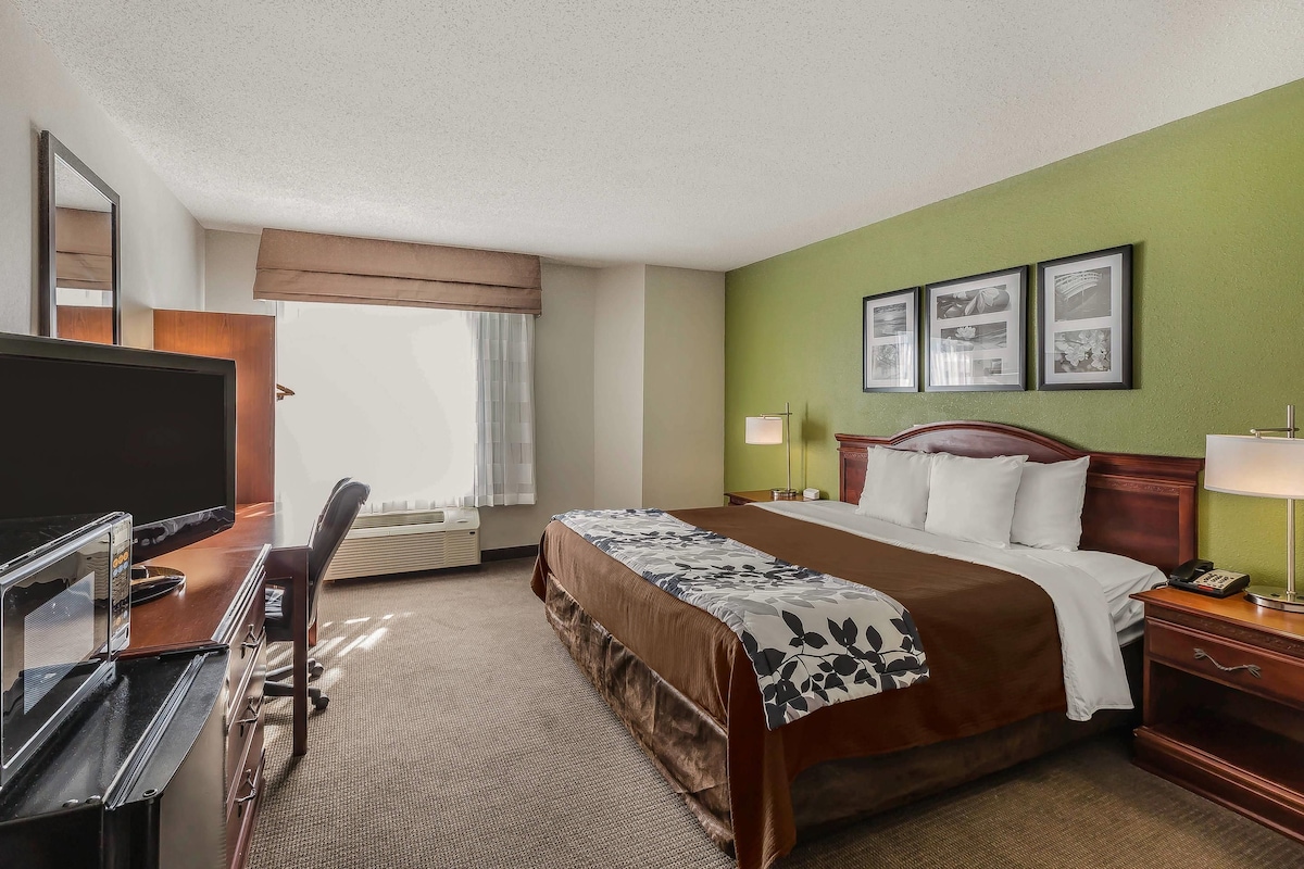 Premium bedding, desk, blackout drapes, soundproofing