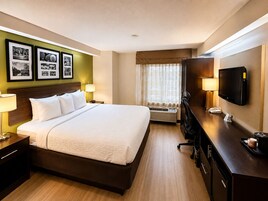 Escritorio, espacio para trabajar con laptop y cortinas blackout 