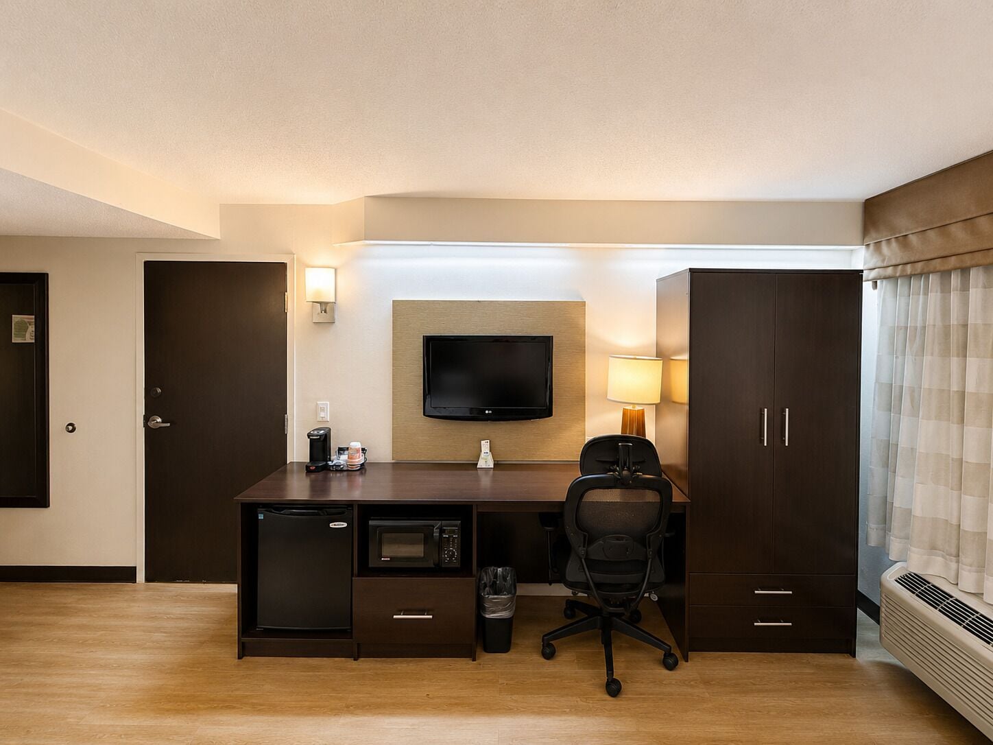 Escritorio, espacio para trabajar con un portátil, cortinas opacas