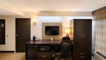 Escritorio, espacio para trabajar con un portátil, cortinas opacas