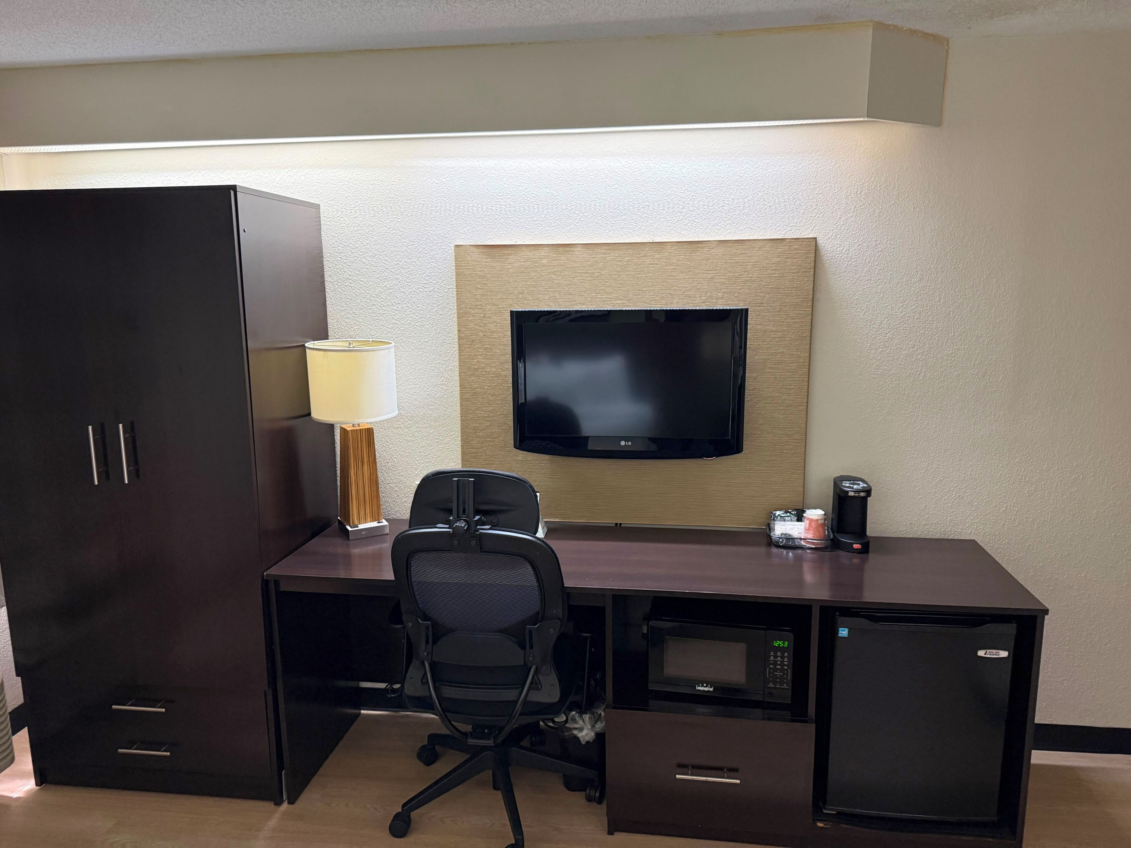 Escritorio, espacio para trabajar con laptop y cortinas blackout 