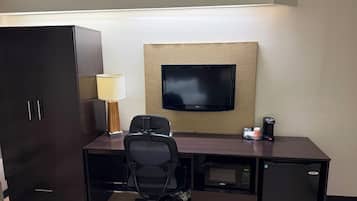 Escritorio, espacio para trabajar con laptop y cortinas blackout