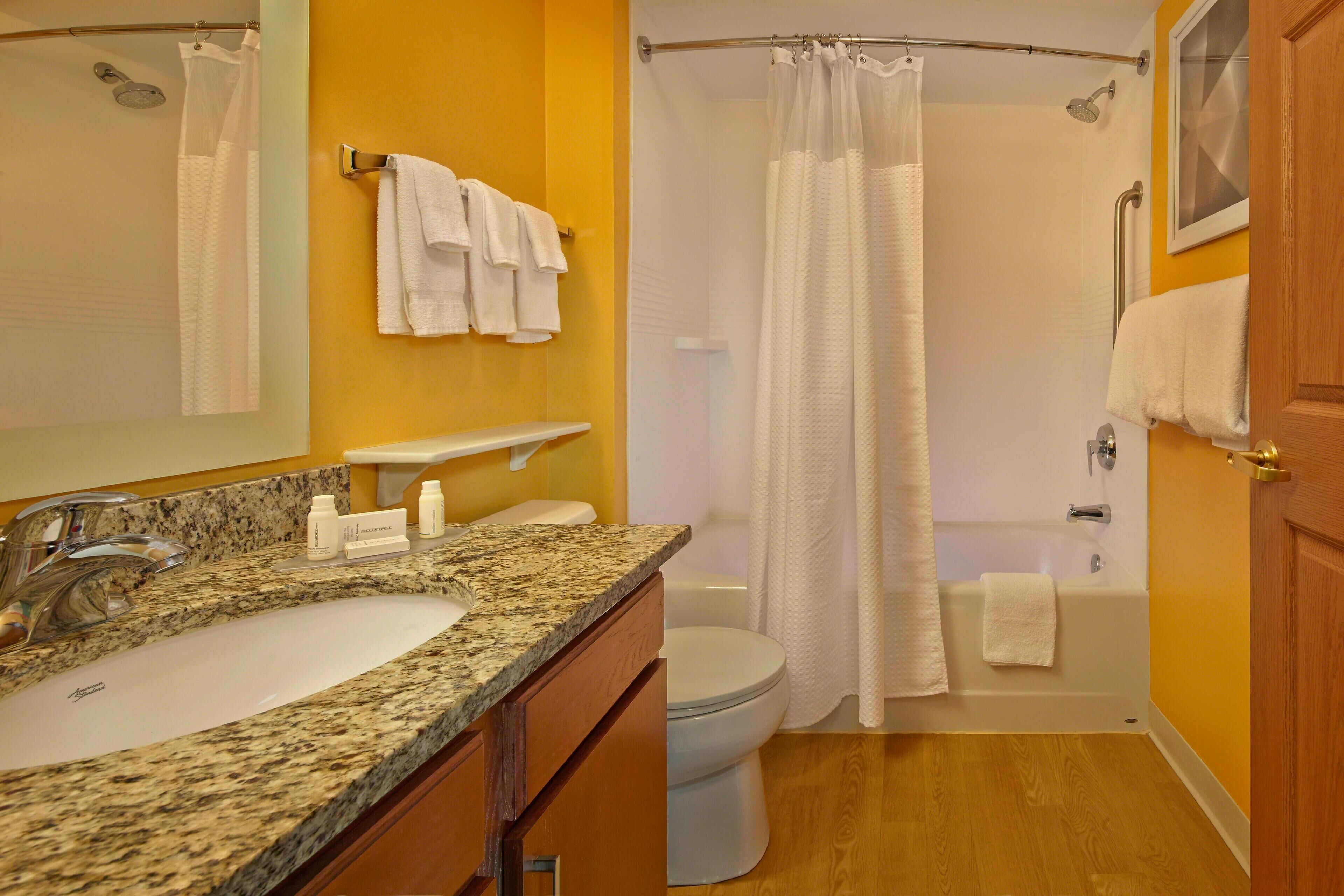 deluxe suite, 2 bedrooms | bathroom | combined shower/bathtub, free toiletries, hair dryer, towels